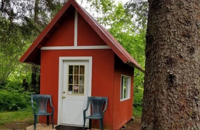 Dy cabin with shared bath house.