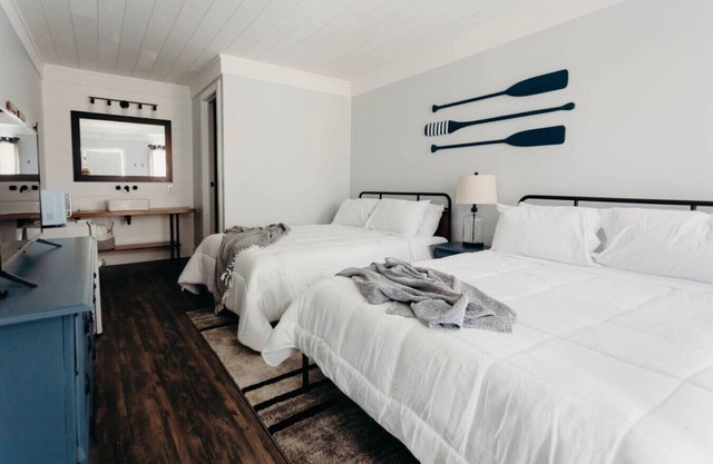 Eagle Creek Room, Lakeside Inn at Dale Hollow