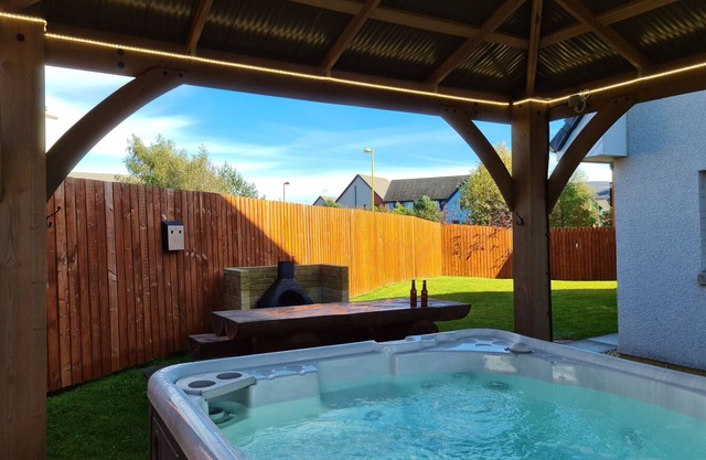 Eagle Lodge - Aviemore hot tub lodge