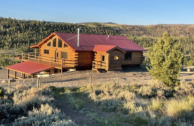 Eagle Nest - Modern log home with a panoramic view over mountains and river.