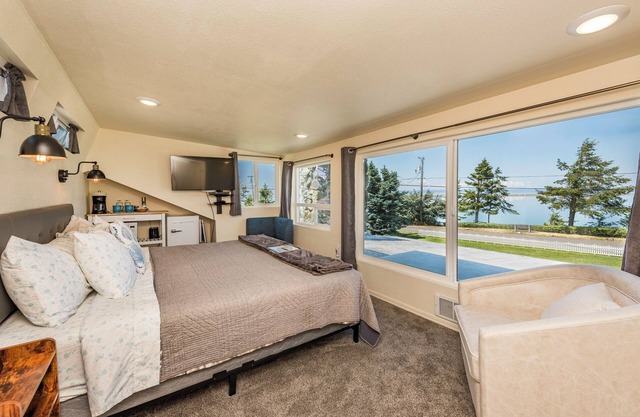 Eagle's Nest - 2nd floor, stairs, King Bed.