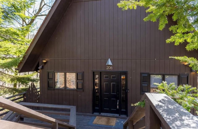 Eagle's Nest Captain’s Cabin Mountain Retreat with WiFi, AC in McGaheysville