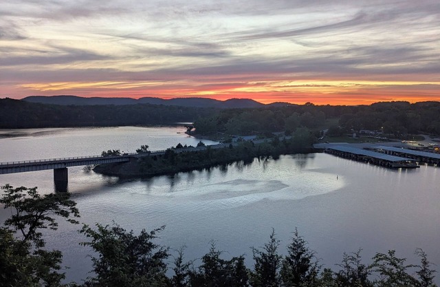 Eagles Landing - Lake Life for up to 12 guests right on Table Rock Lake