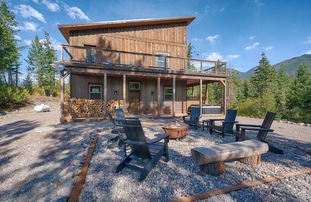 Eagles Nest Escape, Hot Tub and Firepit