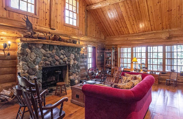 Eagles Nest Lodge - Peace & tranquility defined, hand-scribed log home,