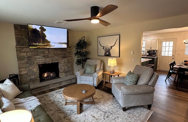 Eagles View Retreat-Huge Game Room,4 Bdrms, HVAC,Sleeps 10 comfortably-12 max