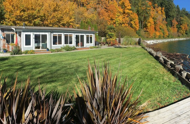 Easily Accesible Beachfront Cottage with 100 feet of gorgeous, accessible beach