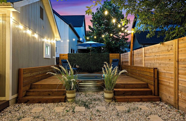 East ATX Bungalow 3 Bedroom 2 Bathroom Cowboy Pool, Fire Pit and Grill