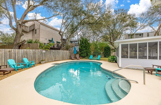 East Beach Cottage, Pool, Steps to the Sand!