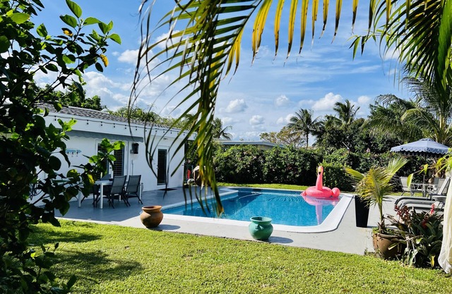 EAST BOCA RATON 1MILE TO BEACH great central location!PRIVATE HEATED SALT POOL