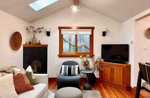 East Cliff Beach Cottage.Charming Beach Cottage, One Block from the Beach