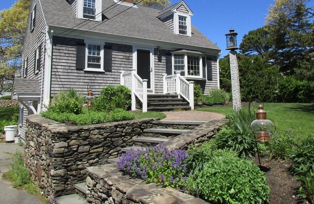 East Dennis Gem with Access to private beach!