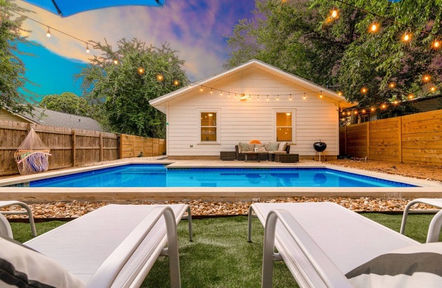 East Downtown Spunky Retreat /Sleeps 16 /Heated Pool