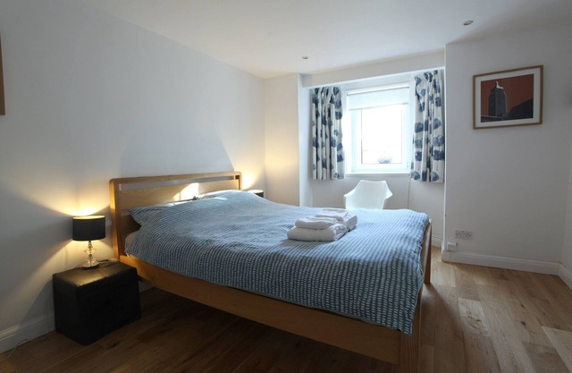 East Finchley London N2, Large Apartment, Private Entrance, 5 mins Tube station
