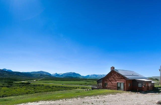 East Glacier Cabin w/Stunning Views of the Rockies! 30 min from 2 GNP entrances