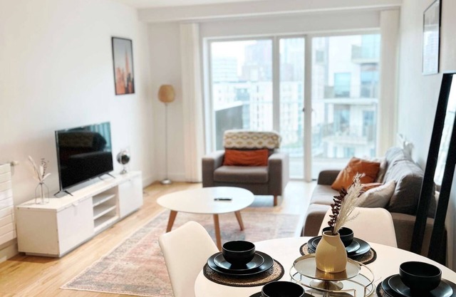 East London 1-Bed Apt, Sleeps 2, 7 mins to station