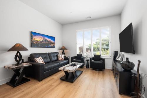 East Nash Condo for 4 with Public Rooftop Near DT