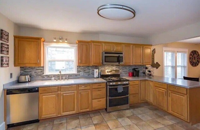 East Nash-Sleeps 10 Walk To Bars 8 mins to DT!