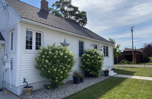 East side and beach side, enjoy comfort and location with the Urban Beachcomber!