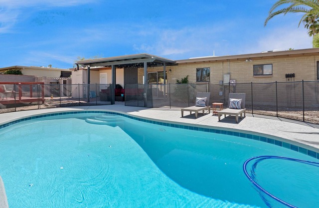 East Tucson with Private Pool & Views