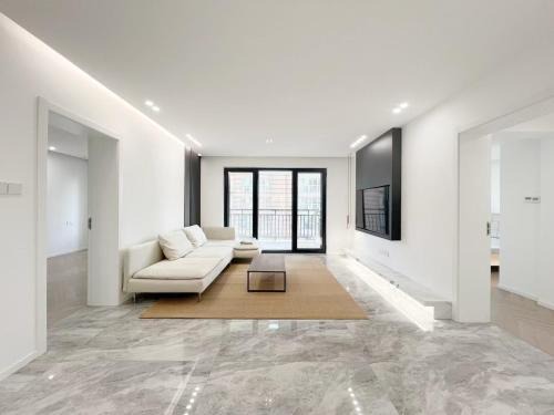 Eastern Hub - Jing'an Temple Branch Art Spacious 3-Bedroom, Sunny House with 2 Balconies