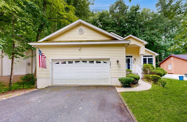 Eastern Shore Getaway with Screened Porch, WiFi & Access to 5 Pools & Beach Club