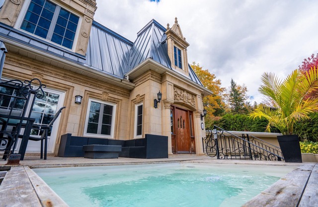 Eastern Townships waterfront with in-ground salt spa, sauna, kayaks, paddle boards and wifi