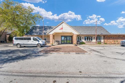 Eastlake Suites Hotel & Conference Center By OYO Urbana