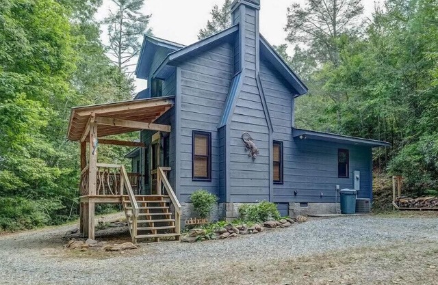 Easy Access Cabin deep in the trails but close to the city!