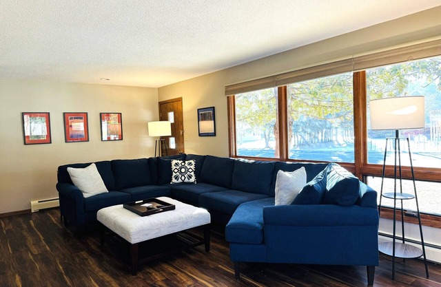 Easy access to ski and bike trails. Walk to Cable restaurants & shops.