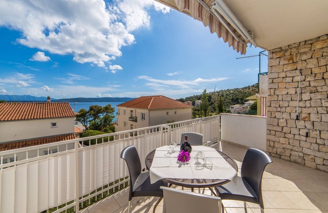 Easy going hosts, close to the beach. Beautiful sights to see and food to eat, w