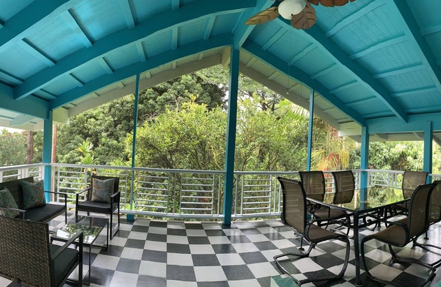 Eco friendly, Tropical paradise,spacious farm stay, conveniently located in Hilo