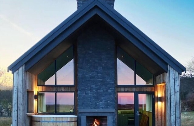 Eco-Lodge with hottub sea view Charleton Estate