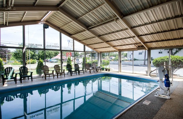 Econo Lodge by Choice - Cape Cod