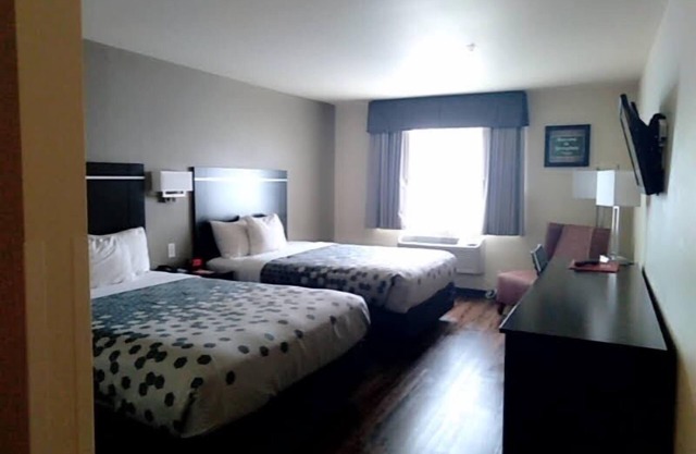 Econo Lodge Inn & Suites