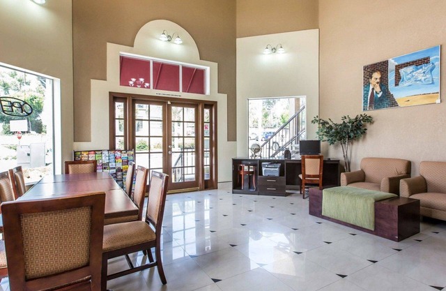 Econo Lodge Inn & Suites Fallbrook Downtown