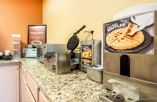 Econo Lodge Inn & Suites I-20, exit 73