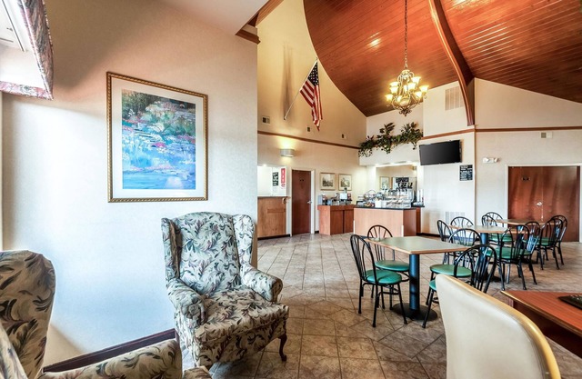 Econo Lodge Inn & Suites