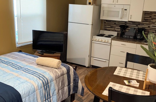 Ecorse Riverfront Retreat Close to dining & shops