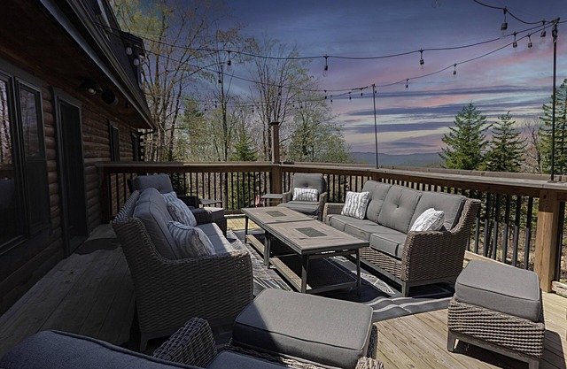 Edelweiss Haus: Cozy Renovated Mountain Retreat - Hot Tub & Dual Outdoor Decks