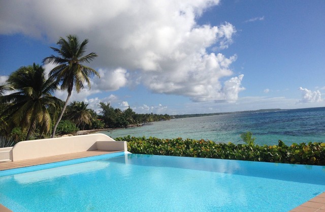 EDEN BLUE THE DREAM FEET IN THE WATER