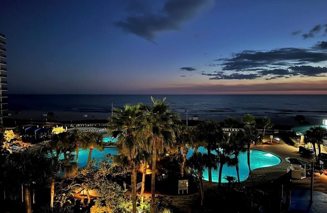 Edgewater Beach Resort Water front 2/2 . Low floor . Great view. Super Clean!