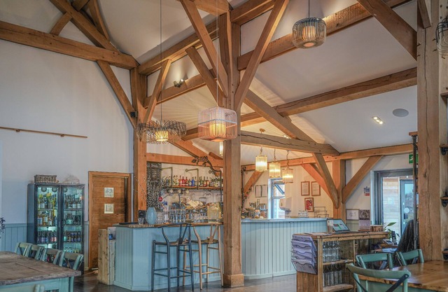 Eider Cottage: Lake View & Spa Access in the Cotswolds