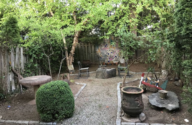 Einstein Lounge in Downtown - 2 BR w Loft and Fenced Yard