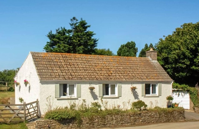 Eira's Cottage - Tranquil Family Getaway Near Coast