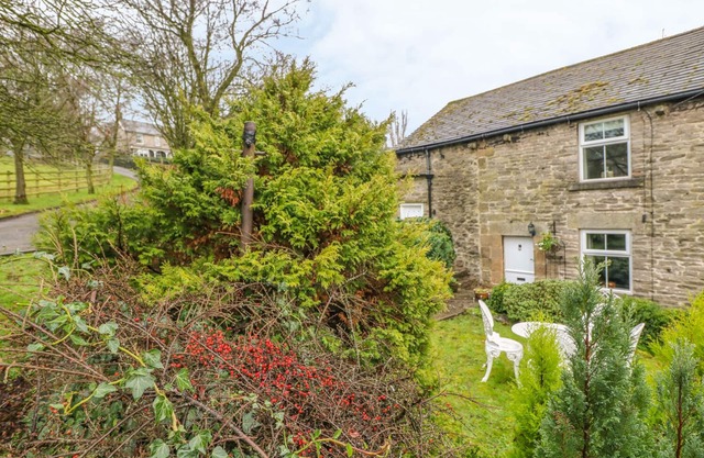 ELDERBANK, character holiday cottage, with open fire in Bradwell