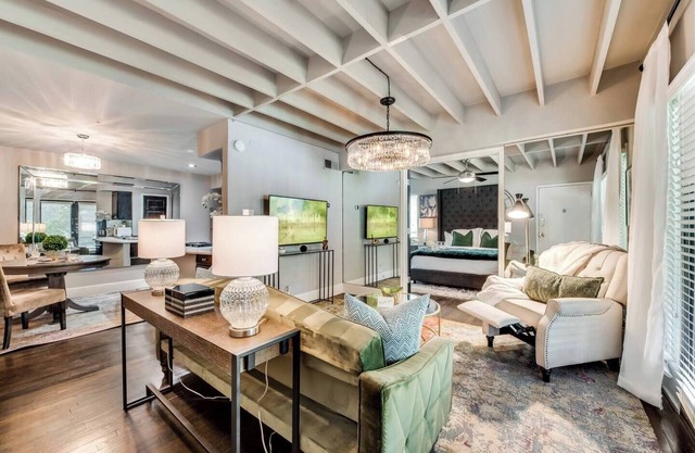 Elegant 1-bed executive condo on Dallas’ historic Swiss Avenue. Enjoy the porch access, high-speed Wi-Fi, king bed with Egyptian-cotton linens, and modern design with upscale finishes—perfect for morning coffee, remote work, or relaxing evening