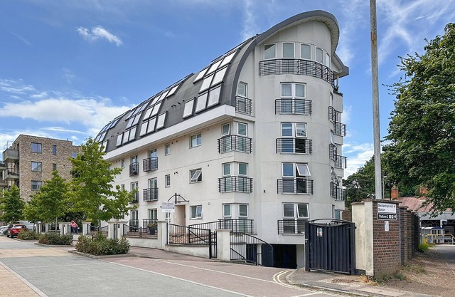 Elegant 1-Bed | Open-Plan Living | Free Parking