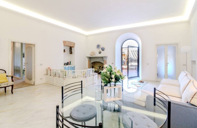 Elegant 120 sqm apartment for 6 people, located on the first floor of a historic residence without an elevator, adjacent to Porta di San Maurizio, on the ancient 13th-century walls. Featuring a spacious terrace, the accommodation is in the city center, j
