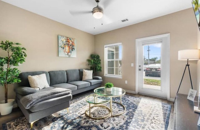 Elegant 1BR/1BA Condo with Pool, Gym and Laundry